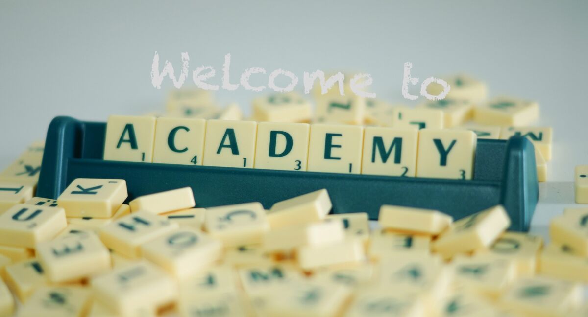 Taulu jossa lukee welcome to academy