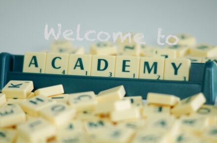 Taulu jossa lukee welcome to academy