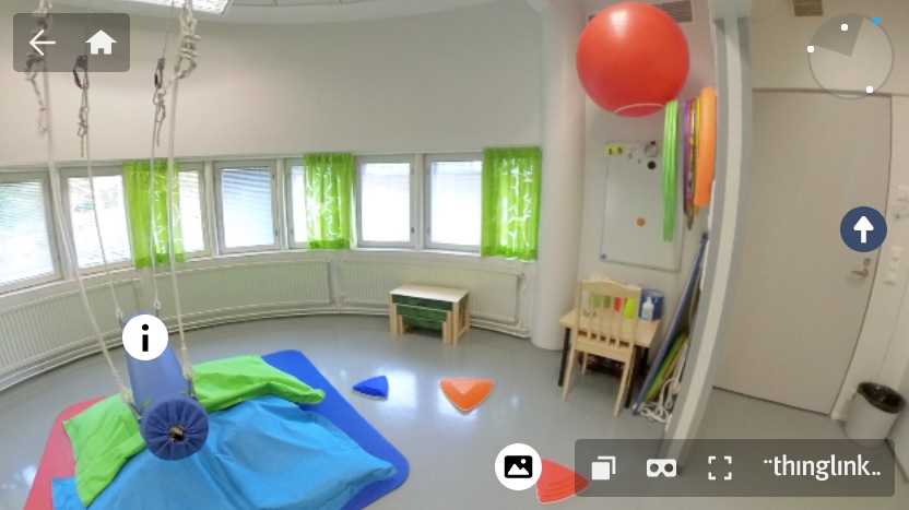 Lasten terapiahuone jossa erilaisia toiminnallisia välineitä kuten palloja