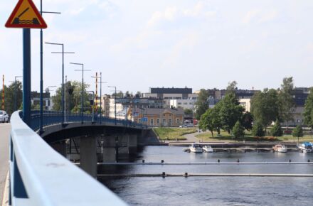 Maisemakuva Pielisjokea ylittävältä sillalta