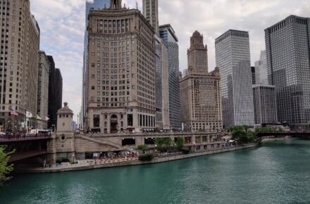 Chicagon kaupunki, korkeita rakennuksia joen rannalla