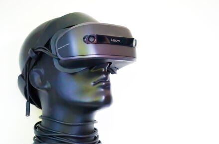 Tummanharmaa malli ihmisen päästä, jona silmillä VR-lasit.