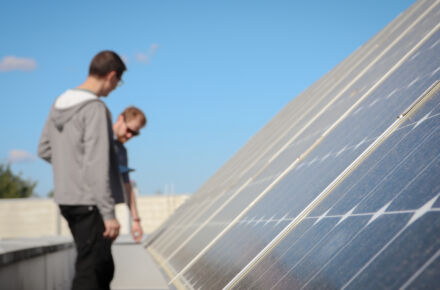 Kaksi miestä tutkii aurinkopaneeleita