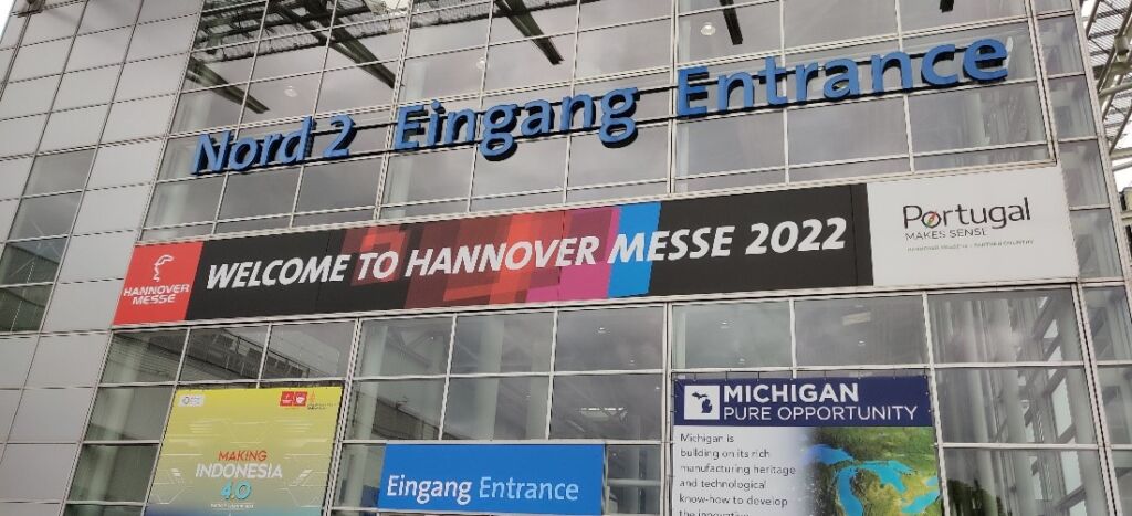 Messurakennuksen pääsisäänkäynti, jossa teksti "Welcome to Hannover Messes 2022"