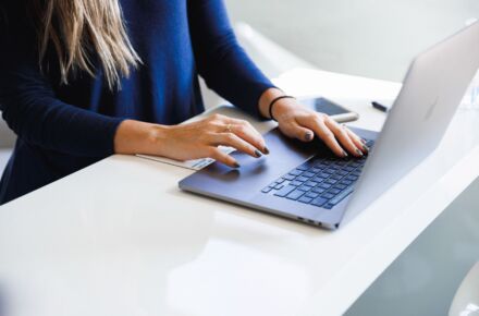 Nainen kirjoittaa tietokoneella