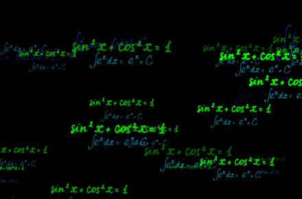 Mustalla taustalla eri värisiä matemaattisia lausekkeita